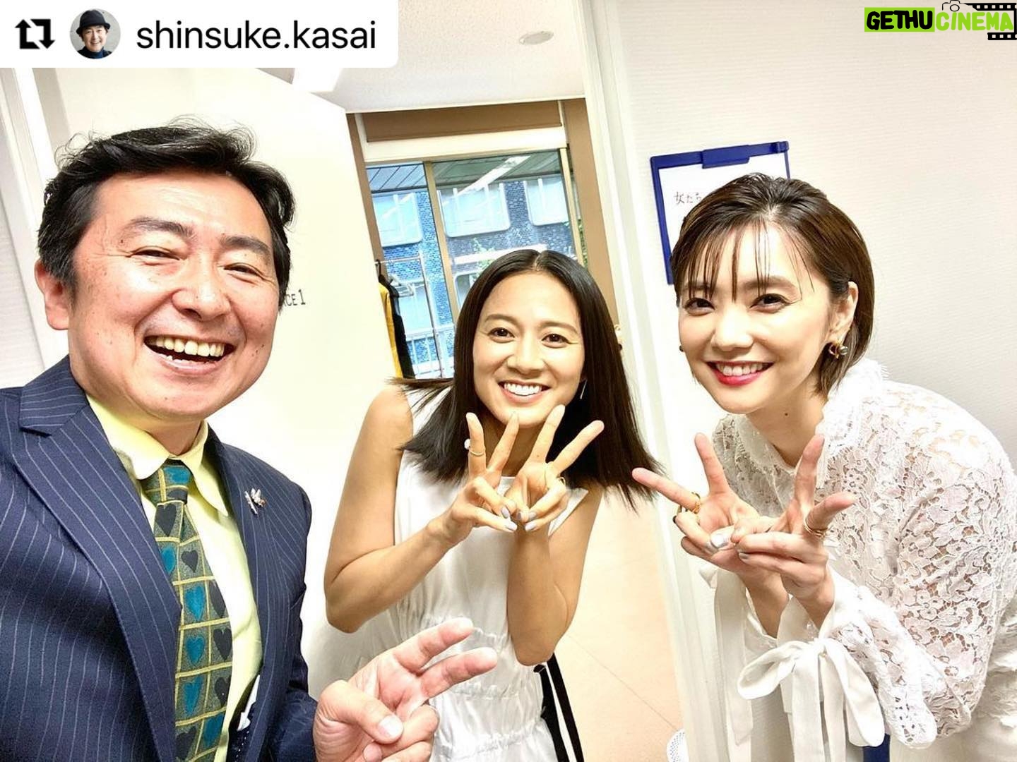Yukiko Shinohara - 1.6K Likes - 笠井さん、本当に素敵なMCをありがとうございました!!
#Repost @shinsuke.kasai with @make_repost
・・・
それは本番当日登壇直前のハプニングでした
ちょっと、予感はしていたんです
先週末行われた新作映画「女たち」のON LINEイベント
強烈な作品でした、
様々な困難にみまわれた女たちが壊れてゆく
篠原ゆき子さん、倉科カナさんら女優たちの魂の激突が見る者の心を掴んで離さないんです
中でも、篠原さんの母親役の高畑淳子さんが
モンスター級の怪演!
観ていて、篠原さんに同情を禁じえない感情が沸き上がる
倉科さんは、謎めいた女で、とんでもない行動を起こす
とにかく、最初から最後
まで女優たちの演技から目が離せない注目作です
その作品の初日舞台挨拶が、まさに先週金曜日だったのですが、
緊急事態宣言で急きょ
6月1日に公開が延期に
で、舞台挨拶がそのままオンラインのトークショーになったのです
すると、前日に
「入り時間を30分はやめてもらっていいですか?」
との連絡が宣伝担当者からありました
映画のイベントでは極めて珍しいこと
ただ、ちょっとだけ“よぎる”ものがありました
この作品のプロデューサーがその昔、「業界の風雲児」と言われた奥山和由さんだからです
何かが起きる・・・
当日、指示通り、30分早く集合し、打ち合わせがはじまったのですが、
一緒に打ち合わせを聞いていた奥山さんが一言
「せっかく笠井さんがやってくださるんだから、申し訳ないけど、この台本は全部“なし”にして、笠井さんの好きなようにやってもらいましょう」
なんですと!!
「あと、笠井さん!笠井さんは聞き手というより、話し手でいてください。笠井さんのこの作品の思いをどんどん話してください」
な、なんですと!!!
前の日に十分台本をチェックして
本番1時間半前のこの時点で
突然の軌道大修正!
これは大変です
でも、私も業界長いので
「予感的中」でした
控室にこもって、あわてて、自分の聞きたいこと、話したい事を、手持ち台本にまとめました
久しぶりに追い込まれたんですが、
「とくダネ!」時代から
突発事項による内容変更で
追い込まれると「燃える」タイプなんです(笑)
追い込まれ感にやや快感を感じながら本番に突入!
看板をご覧になってお分かりの通り、タイトルは
「女たち」公開祈念イベント
よく見て下さい
公開“記念”じゃない!
“祈念”…
「6月1日に公開できますように」という
そんな映画のイベント、35年のアナウンサー人生はじめてです
再々延長の話もでてきています
なんとか、なんとか、公開できますように
そして、たくさんのみなさんに楽しんでいただけますように
祈ります
オンラインイベント
2分半のダイジェスト版は
【YouTube 倉科カナ ゴジラ】で検索してください
なぜゴジラか(笑)
見ていただければ分かります