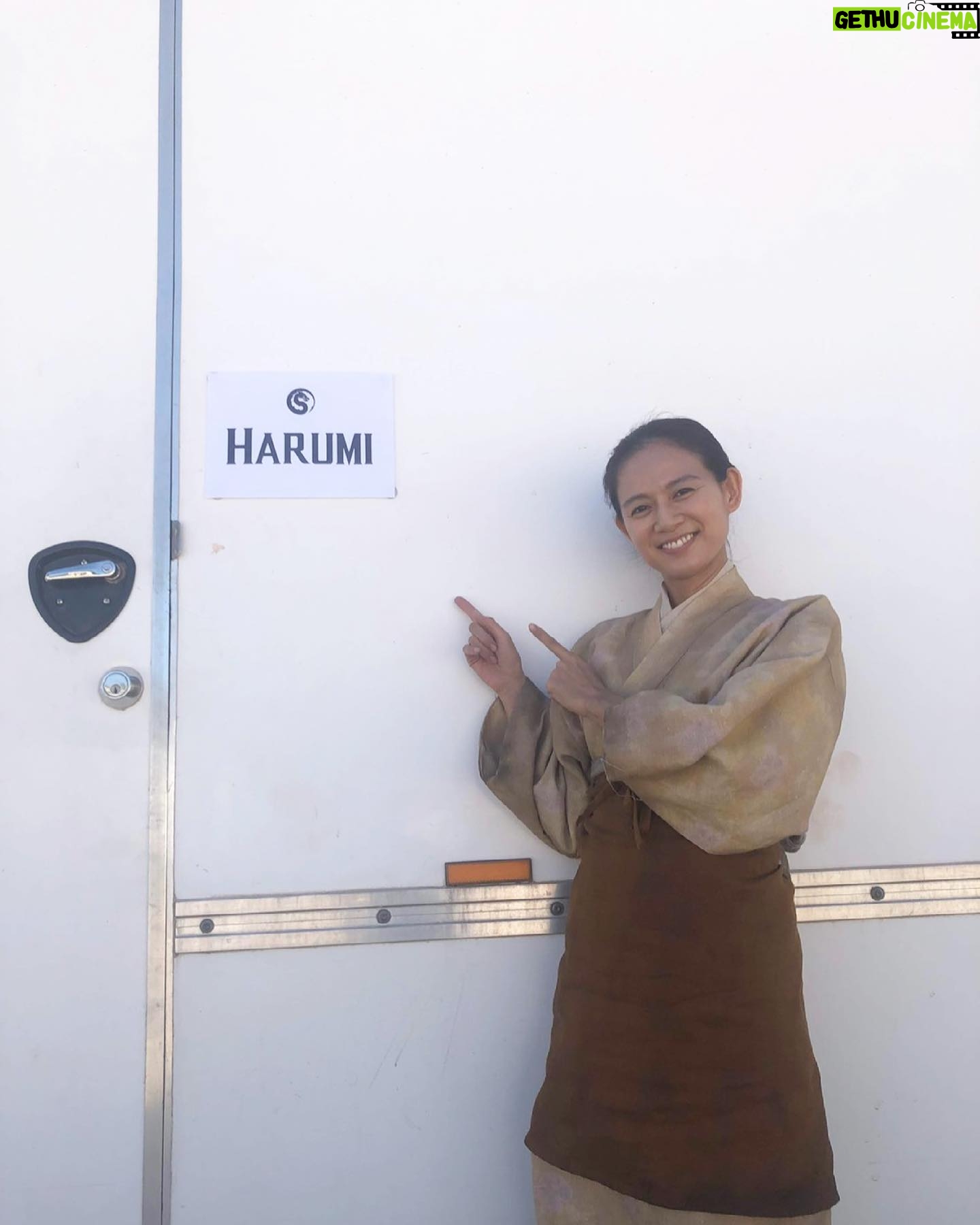 Yukiko Shinohara - 4K Likes - #mortalkombat has been released in the US and you can stream it at home on HBO Max!
This photo was taken when I finished shooting with the director of the film, @simonmcquoid , wonderful Co-actor @joe_taslim , Ren Miyagawa who made a awesome debut as an actor in this film.
And last but not least, #hiroyukisanada (I was his wife in this film) whom I respect and adore and I can't thank him enough for his support while shooting this amazing film in Adelaide, Australia.
I’ll forever treasure that I was involved with “Mortal Kombat”. Thank you!
モータルコンバットがアメリカでついに公開されており、HBOでもストリーミング配信されてます。
監督のサイモンと、素晴らしい役者ジョータスリム、堂々たるデビューを飾ったレン君と、クランクアップした時に撮った写真。
夫役の真田広之さんにも感謝と尊敬の気持ちでいっぱいです。
モータルコンバットは私にとって宝物の作品になりました。ありがとうございました!#adelaide #mortalkombatmovie #joetaslim #simonmcquoid #yukikoshinohara #scorpionswife