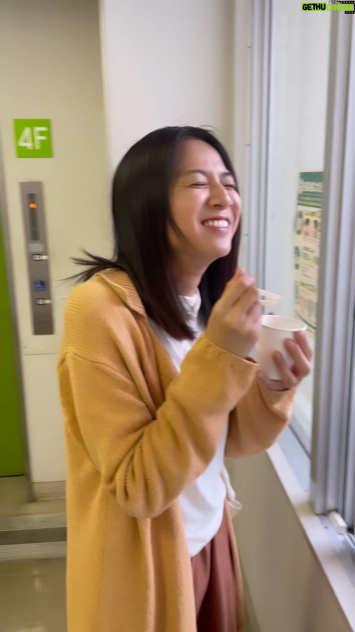 Yukiko Shinohara - 3K Likes - マネージャー投稿🫡
👩🏻💼「何をしてるんですか?」
😺「ベビースターにお湯入れて食べてます。」
👩🏻💼「………。(心の声)篠原さん…しかもそのお箸、コーヒーを混ぜる用の棒ですよね…🥹🥹🥹」
#庶民派女優 #今度生まれたら #nhk #ベビースターラーメン #おちゃめ
ベビースターを食べながら撮影しました↓(ちょっと違う)
#nhkプレミアムドラマ 『今度生まれたら』
毎週日曜日 22時〜
NHKオンデマンドでも配信されてます😄よろしくお願いします😊🍜