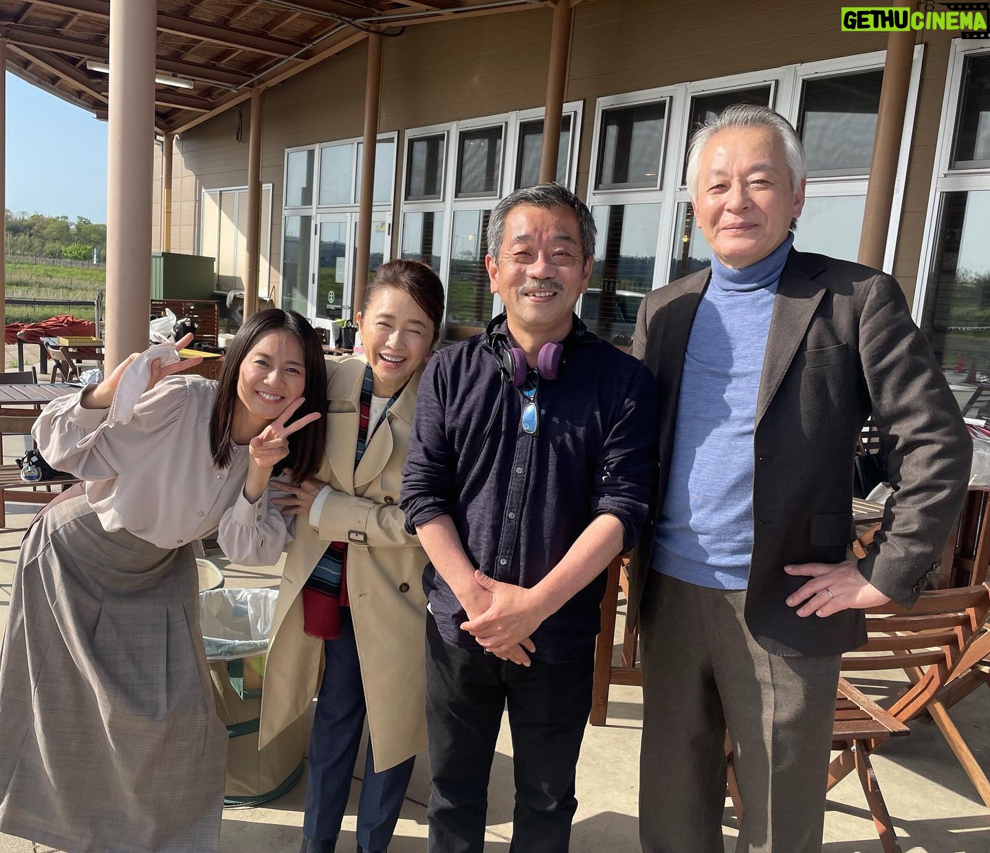 Yukiko Shinohara - 2.6K Likes - お知らせ遅くなってしまいましたが、NHKプレミアム「#今度生まれたら 」に出演させていただいてます。
「#深夜食堂 」以来の松岡組、大好きな方々との初共演…
空き時間は終始みんなでおしゃべりして笑って…
「あぁ、なんか幸せな人生だなぁ」としみじみお茶をすすりました。
「今度また生まれたらあなたはどうしますか?」がテーマの物語です。
広い年代の方々に共感していただけると思いますので、よかったらご覧ください!
共演させていただいた #風吹ジュン さんと #斉木しげる さんと #松岡錠司 監督とお写真撮らせていただきました😊とても楽しい現場をありがとうございました!
以下マネージャーより👩🏻💼
#nhkプレミアムドラマ 『今度生まれたら』
毎週日曜日 22時〜
NHKオンデマンドでも配信されてます。
次回の再放送は5/18(水)23時からです。
よろしくお願いします!
(うちの母もハマってました!)