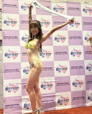 Yûko Shôji Instagram - ベストボディジャパン2023
甲府大会✨レディースクラス準グランプリを頂きました🥺✨
今年入って出場を決めて、30代ラストの39歳、周りからは不利だから40歳になってからにしたら？と言われ続けましたが、せっかくなら30代最後に何か形に残したいと思い、今回初の挑戦が甲府大会‼️
緊張しない性格だと思ってたら、いざステージ立つとめちゃくちゃ緊張するし脚震えてるし反省点だらけ😭
けど初出場で準グランプリは本当に嬉しいし、11月の日本大会出場も決定したので更に気合い入れてトレーニングや
@bestbodyjapan.lesson に励みたいと思います✨🥰
再来週の前橋にもエントリーしているので次こそはもっと堂々として笑顔いっぱいでグランプリ獲るぞー❣️
長時間にわたり審査して頂いた
@bestbodyjapan 谷口会長
@kazu1963618 吉田和彦理事
@karolina0824 カロリーナ先生
本当にありがとうございました❣️

最後の写真は真ん中→1位のあんなさん
@annnana_77 
右側は3位のこずえさん
@ko_zu_e_k 

2人とも次回は首都圏にエントリーされているので
またご一緒出来るの楽しみにしてます💛

素敵な出会いあり、笑いあり、涙ありのベストボディジャパン最高😆✨✨
#ベストボディジャパン#ベストボディジャパン日本大会 #決定#ベストボディジャパン2023#ベストボディジャパン公式レッスン #ベストボディジャパンへの道