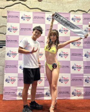 Yûko Shôji Instagram - ベストボディジャパン2023
甲府大会✨レディースクラス準グランプリを頂きました🥺✨
今年入って出場を決めて、30代ラストの39歳、周りからは不利だから40歳になってからにしたら？と言われ続けましたが、せっかくなら30代最後に何か形に残したいと思い、今回初の挑戦が甲府大会‼️
緊張しない性格だと思ってたら、いざステージ立つとめちゃくちゃ緊張するし脚震えてるし反省点だらけ😭
けど初出場で準グランプリは本当に嬉しいし、11月の日本大会出場も決定したので更に気合い入れてトレーニングや
@bestbodyjapan.lesson に励みたいと思います✨🥰
再来週の前橋にもエントリーしているので次こそはもっと堂々として笑顔いっぱいでグランプリ獲るぞー❣️
長時間にわたり審査して頂いた
@bestbodyjapan 谷口会長
@kazu1963618 吉田和彦理事
@karolina0824 カロリーナ先生
本当にありがとうございました❣️

最後の写真は真ん中→1位のあんなさん
@annnana_77 
右側は3位のこずえさん
@ko_zu_e_k 

2人とも次回は首都圏にエントリーされているので
またご一緒出来るの楽しみにしてます💛

素敵な出会いあり、笑いあり、涙ありのベストボディジャパン最高😆✨✨
#ベストボディジャパン#ベストボディジャパン日本大会 #決定#ベストボディジャパン2023#ベストボディジャパン公式レッスン #ベストボディジャパンへの道