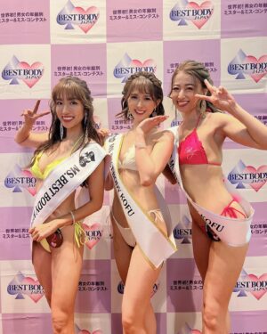 Yûko Shôji Instagram - ベストボディジャパン2023
甲府大会✨レディースクラス準グランプリを頂きました🥺✨
今年入って出場を決めて、30代ラストの39歳、周りからは不利だから40歳になってからにしたら？と言われ続けましたが、せっかくなら30代最後に何か形に残したいと思い、今回初の挑戦が甲府大会‼️
緊張しない性格だと思ってたら、いざステージ立つとめちゃくちゃ緊張するし脚震えてるし反省点だらけ😭
けど初出場で準グランプリは本当に嬉しいし、11月の日本大会出場も決定したので更に気合い入れてトレーニングや
@bestbodyjapan.lesson に励みたいと思います✨🥰
再来週の前橋にもエントリーしているので次こそはもっと堂々として笑顔いっぱいでグランプリ獲るぞー❣️
長時間にわたり審査して頂いた
@bestbodyjapan 谷口会長
@kazu1963618 吉田和彦理事
@karolina0824 カロリーナ先生
本当にありがとうございました❣️

最後の写真は真ん中→1位のあんなさん
@annnana_77 
右側は3位のこずえさん
@ko_zu_e_k 

2人とも次回は首都圏にエントリーされているので
またご一緒出来るの楽しみにしてます💛

素敵な出会いあり、笑いあり、涙ありのベストボディジャパン最高😆✨✨
#ベストボディジャパン#ベストボディジャパン日本大会 #決定#ベストボディジャパン2023#ベストボディジャパン公式レッスン #ベストボディジャパンへの道