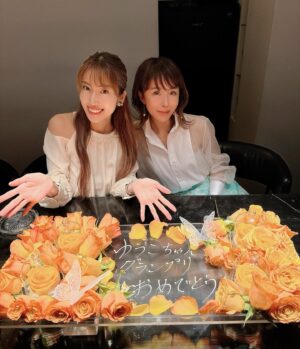 Yûko Shôji Instagram - たくさんのお祝いコメント、DM、ライン、ありがとうございます❣️本当にみんな優しくて暖かい友人たちばかりで幸せいっぱいです✨
大会終わって1番にお祝いしてくれたのが私が大尊敬している先輩経営者
@shooooo_ko しょうこさんが
@ete.restaurant に連れてってくれました🥺✨
もう何年も前から行ってみたかったお店で、誰に聞いても予約取れなくて、もう一生行けないと思っていたから本気で嬉しかったです🥺✨
そしてグランプリお祝いまで🥂🥹
憧れのレストランeteでお祝いとか贅沢すぎる🥺
嬉しすぎました😭✨
最後の写真はお持ち帰り用にマンゴーケーキまで☺️
子供たちとペロリと頂きました❣️
本当にありがとうございます😭✨
感動的に美味しかったのでまた行きたいです😍
#ete#グランプリお祝い#グランプリ#ありがとうございます#幸せ #感謝#マンゴーケーキ