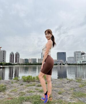 Yûko Shôji Instagram - ベストボディジャパン神戸大会まであと2週間！！
という事で雨の日以外毎朝ジョギングかウォーキングしてます✨この日は母も誘って2人で1時間以上早歩きしたよぉ✨☺️
私が着てるヨガウェアは
@yomoment_official ヨモの新作だよぉ❣️
私のクーポンコード
YUKO0222を入れたら20%OFFで購入出来ます🌟

そして6/21(金)0時~
夏日特集MAX60%OFF  ベストセラー MAX70%OFF  新作40%OFFになるそうです✨

#yomoment#ヨガウェア#ランニング#ジョギング#ウォーキング#有酸素運動#ベストボディジャパン