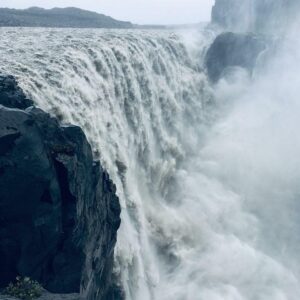 Yuliya Prolygina Instagram - В Исландии такой сильный ветер, что многие водопады задувает обратно. Так что писать на открытой местности не рекомендуется даже девочкам.