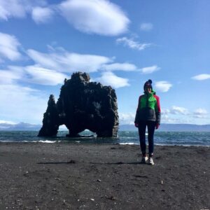 Yuliya Prolygina Instagram - Хвитсеркур - знаменитый каменный мамонт Исландии. Это всё, что осталось от одноимённого вулкана. Но издалека реально похож на огромное животное, которое пытается выпить Северный Ледовитый океан.