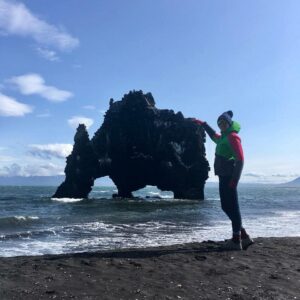 Yuliya Prolygina Instagram - Хвитсеркур - знаменитый каменный мамонт Исландии. Это всё, что осталось от одноимённого вулкана. Но издалека реально похож на огромное животное, которое пытается выпить Северный Ледовитый океан.
