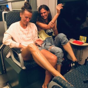 Yuliya Prolygina Instagram - Случайно пролили на себя свежекупленное кокосовое масло. Пришлось срочно впитывать.
