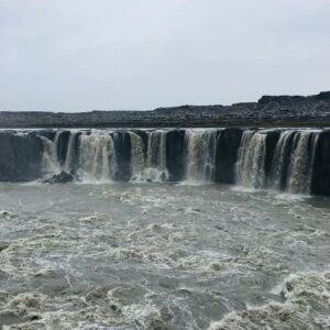Yuliya Prolygina Instagram - В Исландии такой сильный ветер, что многие водопады задувает обратно. Так что писать на открытой местности не рекомендуется даже девочкам.