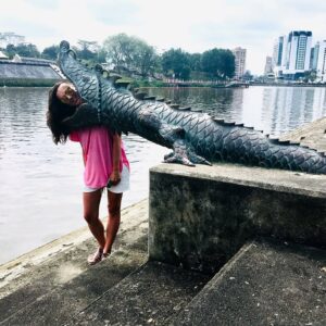 Yuliya Prolygina Instagram - Коренные жители острова Борнео - даяки, охотники за головами. Это племя каннибалов верит, что отрубив голову чужаку, ты забираешь его силу и ум. Головы вывешивались снаружи дома в соломенных сетках: чем больше черепов, тем круче хозяин дома. Теперь в таких сетках мирные даяки продают арбузы. А остатки племени каннибалов ДО СИХ ПОР(!) живут высоко в горах, в джунглях. Говорят, государство пыталось наладить с ними  цивилизованные отношения, но ни один посол не вернулся.