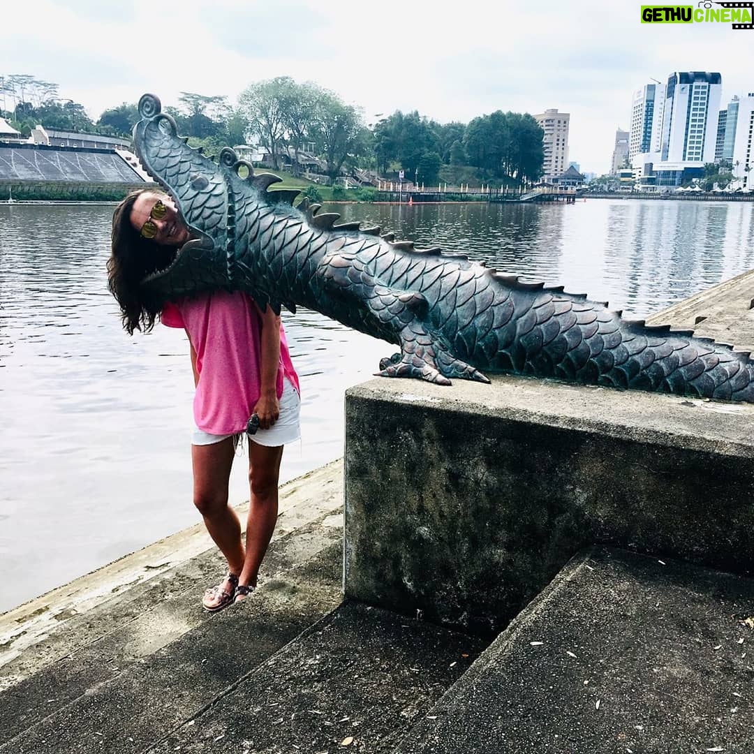 Yuliya Prolygina - 1.4K Likes - Коренные жители острова Борнео - даяки, охотники за головами. Это племя каннибалов верит, что отрубив голову чужаку, ты забираешь его силу и ум. Головы вывешивались снаружи дома в соломенных сетках: чем больше черепов, тем круче хозяин дома. Теперь в таких сетках мирные даяки продают арбузы. А остатки племени каннибалов ДО СИХ ПОР(!) живут высоко в горах, в джунглях. Говорят, государство пыталось наладить с ними цивилизованные отношения, но ни один посол не вернулся.