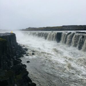 Yuliya Prolygina Instagram - В Исландии такой сильный ветер, что многие водопады задувает обратно. Так что писать на открытой местности не рекомендуется даже девочкам.