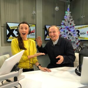 Yuliya Prolygina Instagram - Это было как в прорубь окунуться: непредсказуемо, весело и уухх!  Иван Иваныч, спасибо за вечеррр)) @psykero1477 #охлобыстин 👆👆👆
Ссылка на интервью в шапке. А вы - в шапке?🎅