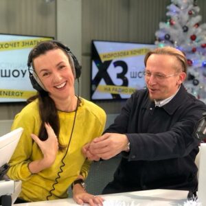 Yuliya Prolygina Instagram - Это было как в прорубь окунуться: непредсказуемо, весело и уухх!  Иван Иваныч, спасибо за вечеррр)) @psykero1477 #охлобыстин 👆👆👆
Ссылка на интервью в шапке. А вы - в шапке?🎅
