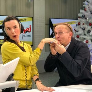 Yuliya Prolygina Instagram - Это было как в прорубь окунуться: непредсказуемо, весело и уухх!  Иван Иваныч, спасибо за вечеррр)) @psykero1477 #охлобыстин 👆👆👆
Ссылка на интервью в шапке. А вы - в шапке?🎅