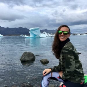 Yuliya Prolygina Instagram - В Исландии ледники спускаются к подножию гор и от них откалываются айсберги причудливых форм и размеров. Этот похож на парус. А последний...на собачку?