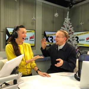 Yuliya Prolygina Instagram - Это было как в прорубь окунуться: непредсказуемо, весело и уухх!  Иван Иваныч, спасибо за вечеррр)) @psykero1477 #охлобыстин 👆👆👆
Ссылка на интервью в шапке. А вы - в шапке?🎅