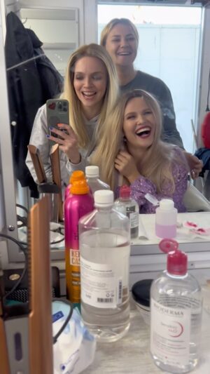 Yuliya Topolnitskaya Instagram - Какой образ вам понравился больше?😂
@zemtsovishna @alla_khabusova