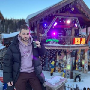 Yuly Oneshko Instagram - Новогоднее настроение может продлиться и после 31 декабря, если вы Шерегеше на Gesh Jam - фестивале для всех, кто любит кататься на доске, поиграть в игры по типу Дартса или кикера, хорошую музыку и атмосферу праздника🎅

Jameson объединил в одном месте райдеров, музыкантов, артистов и людей разных направлений для создания праздника на горнолыжном курорте в Шерегеше. 🎄

Теперь Apres Ski вечеринки на курорте представляет бренд ставший гарантом качества любой тусовки - @jamesonrussia 🥳