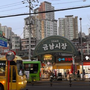 Yun Yoo-sun Instagram - 난 정말 고미숙이 된걸까….
재래시장까지 가서 장봐
맛있는 냉이 대합 된장국을 끓였는데…
짜다 ㅠㅠ
#😂😂😂
#재벌x형사
#고미숙
#냉이된장국
#😅😅😅😅