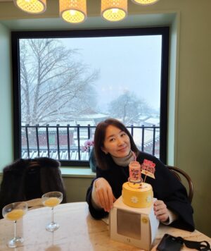 Yun Yoo-sun Instagram - 덕분에 눈 내리는 창덕궁을 맘껏 누려 행복한 날이었오~~~ 
고마워💜💜
#눈나리는
#⛄️⛄️
#아름다운날
