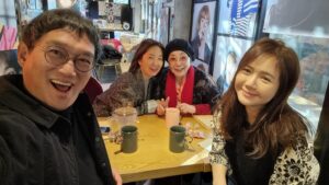 Yun Yoo-sun Instagram - 너무나 사랑많으신 사미자선생님❤️❤️
여전히 예쁘시고 명랑하시다🥰
자주 못봐도 든든한 지은,명환부부랑
선생님 사랑을 또 잔뜩 떠안고 왔네요
#선생님 #건강하셔요
#고명환작가님
#나는어떻게삶의해답을찾는가
#잘읽을께요 
#사미자선생님
#고명환
#임지은
