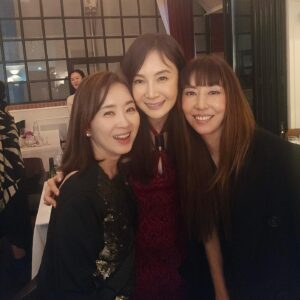Yun Yoo-sun Instagram - 모두가 생일이었던것처럼 즐거웠던 
사랑스런 경민언니 60번째 🎂
덕분에 오랫만에 만난 반가운 친구들🥰🥰
#내생일아니고🤣
#언니생일축하해❤️❤️