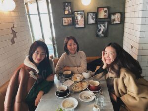 Yun Yoo-sun Instagram - 예쁘고 사랑스러운 
연희랑 지우랑 데이트💜💜