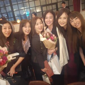 Yun Yoo-sun Instagram - 모두가 생일이었던것처럼 즐거웠던 
사랑스런 경민언니 60번째 🎂
덕분에 오랫만에 만난 반가운 친구들🥰🥰
#내생일아니고🤣
#언니생일축하해❤️❤️