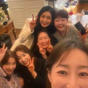 Yun Yoo-sun Instagram - 모두가 생일이었던것처럼 즐거웠던 
사랑스런 경민언니 60번째 🎂
덕분에 오랫만에 만난 반가운 친구들🥰🥰
#내생일아니고🤣
#언니생일축하해❤️❤️
