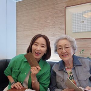 Yun Yoo-sun Instagram - 늘 사랑 넘치는 울 영옥샘❤️❤️ 
나 진짜 어른께 용돈 받아본게 언제인지 ~~
사랑 듬뿍 받아 행복한 밤🥰🥰
#닮고싶은그녀 
#감동스런명절 
#김영옥샘❤️❤️
#건강하세요💕