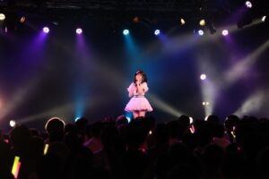 Yuna Ego Instagram - ⁡
4thソロライブ@新宿BLAZE 
⁡
1年前に来た時とは会場近くの雰囲気が全然変わっていてびっくりしました。新しいビルできてた！！
そして金曜の新宿の人の多さがすごかった。笑
来てくださったみなさんありがとうございました！
ちゃんとたのしかったかな？
実は前日に突然声がうまく出なくなって焦りながら当日を迎えました。笑 リハも体力温存させてもらって
ずーっと不安だったんですけど本番ちゃんと歌えてよかった！ソロライブ期間はとくに自分の声に過敏になりすぎている。笑 不安と緊張がなくなったらもうすこしうまく歌えるようになるのかな！それを乗り越えた先のライブが楽しみです。
コロナ禍で始まったソロ活動だったのでソロのステージでみなさんの声を聞いたことがなかったんですけど
わたしだけのサイリウムと、わたしの名前しか聞こえないライブって最高だね！！
ずっとずっと一緒にライブしようよ☺️🫧
⁡
23.05.26