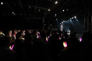 Yuna Ego Instagram - ⁡
4thソロライブ@新宿BLAZE 
⁡
1年前に来た時とは会場近くの雰囲気が全然変わっていてびっくりしました。新しいビルできてた！！
そして金曜の新宿の人の多さがすごかった。笑
来てくださったみなさんありがとうございました！
ちゃんとたのしかったかな？
実は前日に突然声がうまく出なくなって焦りながら当日を迎えました。笑 リハも体力温存させてもらって
ずーっと不安だったんですけど本番ちゃんと歌えてよかった！ソロライブ期間はとくに自分の声に過敏になりすぎている。笑 不安と緊張がなくなったらもうすこしうまく歌えるようになるのかな！それを乗り越えた先のライブが楽しみです。
コロナ禍で始まったソロ活動だったのでソロのステージでみなさんの声を聞いたことがなかったんですけど
わたしだけのサイリウムと、わたしの名前しか聞こえないライブって最高だね！！
ずっとずっと一緒にライブしようよ☺️🫧
⁡
23.05.26