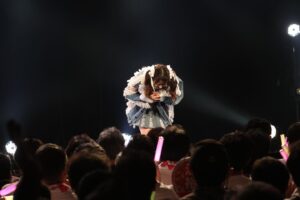 Yuna Ego Instagram - ⁡
4thソロライブ@新宿BLAZE 
⁡
1年前に来た時とは会場近くの雰囲気が全然変わっていてびっくりしました。新しいビルできてた！！
そして金曜の新宿の人の多さがすごかった。笑
来てくださったみなさんありがとうございました！
ちゃんとたのしかったかな？
実は前日に突然声がうまく出なくなって焦りながら当日を迎えました。笑 リハも体力温存させてもらって
ずーっと不安だったんですけど本番ちゃんと歌えてよかった！ソロライブ期間はとくに自分の声に過敏になりすぎている。笑 不安と緊張がなくなったらもうすこしうまく歌えるようになるのかな！それを乗り越えた先のライブが楽しみです。
コロナ禍で始まったソロ活動だったのでソロのステージでみなさんの声を聞いたことがなかったんですけど
わたしだけのサイリウムと、わたしの名前しか聞こえないライブって最高だね！！
ずっとずっと一緒にライブしようよ☺️🫧
⁡
23.05.26