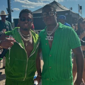 Yung Joc Instagram - Whole lotta motion @bobbyvshow and @joclive shut it down at #tacosandtequiladfw #979thebeat 🔥