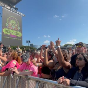 Yung Joc Instagram - Whole lotta motion @bobbyvshow and @joclive shut it down at #tacosandtequiladfw #979thebeat 🔥