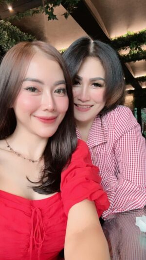 Yuni Sulistyowati Instagram - Kangen-kangenan sama Si Cantik kesayangan @tentykamal bareng @tyongkie produser Nike Ardila ST12 Hijau Daun Kangen band dll..