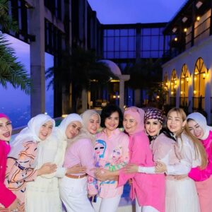 Yuni Sulistyowati Instagram - Anything is possible when you have the right people there to support you…
.
.
#lol