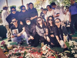 Yuni Sulistyowati Instagram - Semuanya akan kembali kepada Nya..
.
.
#alfatihah