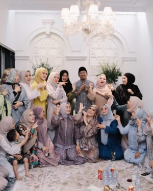 Yuni Sulistyowati Instagram - Mak minta ijin ke pengajian.. Bareng ustads @ji_syam.official 
.
.
#ngaji