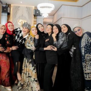 Yuni Sulistyowati Instagram - Keseruan kita…
.
.
#LOL 
#happylife