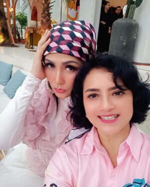 Yuni Sulistyowati Instagram - Pink and white..
.
.
#masihsamakamu