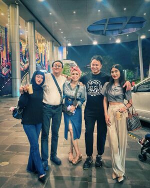Yuni Sulistyowati Instagram - Dinner… tq koko @lionel.sh.mh .. Artis Hongkong🥰 dan Artis Enthong😁
.
.
#gandariacity