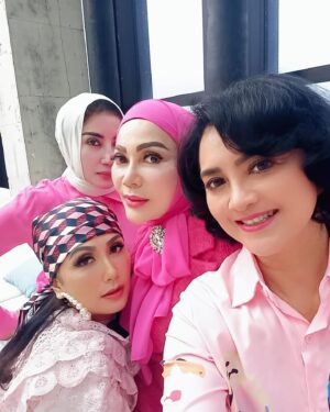 Yuni Sulistyowati Instagram - Pink and white..
.
.
#masihsamakamu
