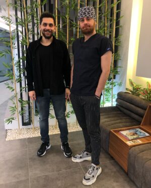 Yunus Emre Terzioğlu Instagram - Minik bir süprizimiz var @kosuyoluparkdentalclinic 3 ay boyunca benim adımı referans verdiğiniz takdirde tüm işlemlerinizde % indirim yapıyor. 

@drozgurosar 

#koşuyoluparkdentalclinic #dişhekimi #dentalclinic #dentist #dentistry #çenecerrahisi #koşuyolu #kadıköy