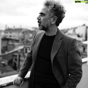 Yurdaer Okur Instagram - "Būtünsel bir perspektif içinde, anlam açısından bakılan dünya oldukça hayal kırıcıdır.Ayrıntıda ve aniden yakalanarak görüldüğünde ise her zaman kusursuz bir açıklık içindedir." (Baudriilard) #fotoğraf
#kadıköy #teras #actorslife #theatrelife #kasım #haftasonu