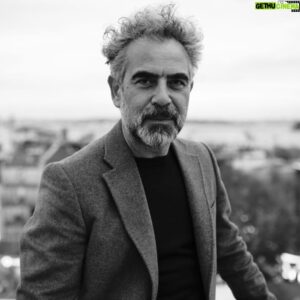 Yurdaer Okur Instagram - "Būtünsel bir perspektif içinde, anlam açısından bakılan dünya oldukça hayal kırıcıdır.Ayrıntıda ve aniden yakalanarak görüldüğünde ise her zaman kusursuz bir açıklık içindedir." (Baudriilard) #fotoğraf
#kadıköy #teras #actorslife #theatrelife #kasım #haftasonu
