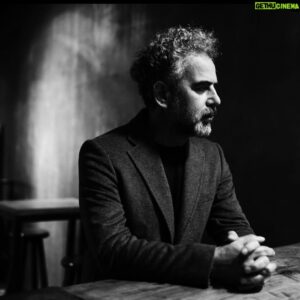 Yurdaer Okur Instagram - Entropi der ki: Sisteme dışardan enerji verilmediği sürece düzen düzensizliğe, düzensizlik de kaosa dönüşūr.#entropisahne #theatrelife
Entropy says: Unless the system is energized from outside, order turns into disorder, and disorder turns into chaos.photo by @bus.rasengul