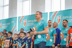 Yurii Horbunov Instagram - Вчора провели важливий захід за ініціативи президента України. 

У Бучанській гімназії №9 пройшло відкриття територіального етапу  спортивних змагань ‚Пліч-о-пліч! Всеукраїнські шкільні ліги’!!
Це крутий проект, який об’єднує школярів з усієї України.

Я був модератором на цьому заході, і це було дуже емоційно! Радий підтримати юних спортсменів! Змагалися 11 команд з футзалу, а на прямому зв’язку були учасники з Києва, Дніпра, Одеси та Львова.І в кожному регіоні-свій вид спорту!

Головна мета такого заходу — це об’єднаня молоді школярів навколо спорту, виховання лідерських якостей. 

Але 

Найголовніше — дати дітям можливість отримати задоволення від спорту!Виховати в собі лідерські якості і зіичайно в деякій мірі отримати психологічне розвантаження,яке зараз так необхідне дітям!!
Зараз, як ніколи, їм потрібна підтримка та позитивні емоції.
Дякую Голові Київської облдержадміністрації Руслану Кравченко @ruslan_kravchenko.ua  за долучення до такого важливого і корисного проєкту!!